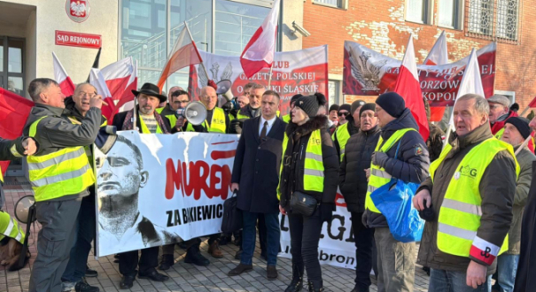 Robert Bąkiewicz i działacze Ruchu Obrony Granic przed Sądem Rejonowym w Słubicach. Robert Bąkiewicz oskarżony o znieważenie funkcjonariuszy w Gorzowie.