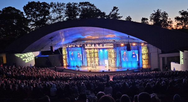 Widownia amfiteatru przy ulicy Drzymały Polska Noc Kabaretowa 2026 Gorzów bilety na występy kabaretów Skeczów Męczących i Smile w Gorzowie