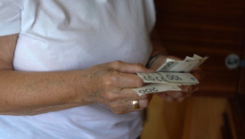 Seniorka straciła 40 tys. zł. Uwierzyła w wyciek danych z banku