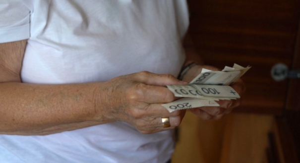 Seniorka straciła 40 tys. zł. Uwierzyła w wyciek danych z banku