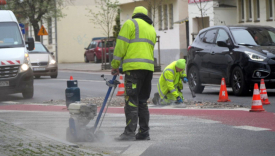 Usuwanie oznakowania palnikiem na ul. Dąbrowskiego w Gorzowie. Likwidacja martwych pól przy straży pożarnej JRG2 przed malowaniem pasów.