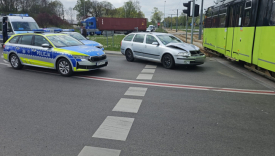 Kierujący Skodą wjechał wprost pod tramwaj. Zignorował czerwone światło