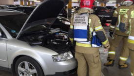 Akcja straży pożarnej i ewakuacja centrum handlowego Nova Park w Gorzowie przy ulicy Przemysłowej po pożarze samochodu na parkingu wielopoziomowym