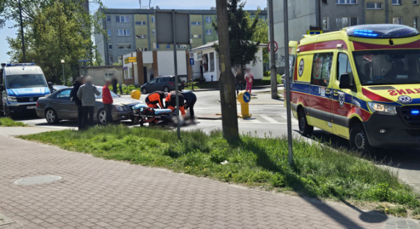 Wypadek i potrącenie starszej kobiety na oznakowanym przejściu dla pieszych ulica Fredry Gorzów osiedle Staszica policja i pogotowie na miejscu zdarzenia