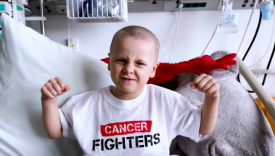 Studenci AWF Gorzów organizują golenie głowy na dziedzińcu uczelni przy ulicy Estkowskiego w ramach ogólnopolskiej zbiórki fundacji Cancer Fighters