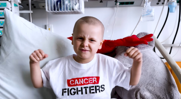 Studenci AWF Gorzów organizują golenie głowy na dziedzińcu uczelni przy ulicy Estkowskiego w ramach ogólnopolskiej zbiórki fundacji Cancer Fighters