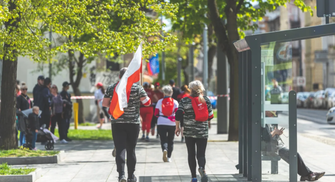 Gorzowianie świętujący Dzień Flagi na ulicach Gorzowa biało-czerwone flagi na chodniku w centrum miasta majówka 2026 program wydarzeń patriotycznych