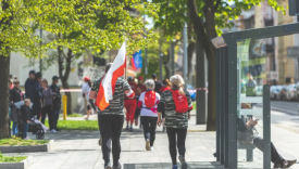 Gorzowianie świętujący Dzień Flagi na ulicach Gorzowa biało-czerwone flagi na chodniku w centrum miasta majówka 2026 program wydarzeń patriotycznych
