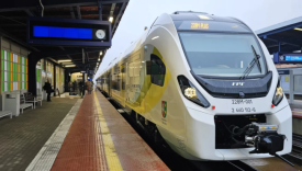 Pociąg hybrydowy Plus 228M na peronie w Gorzowie. Nowoczesny skład pasażerski Polregio kupiony przez Urząd Marszałkowski stoi w serwisie.