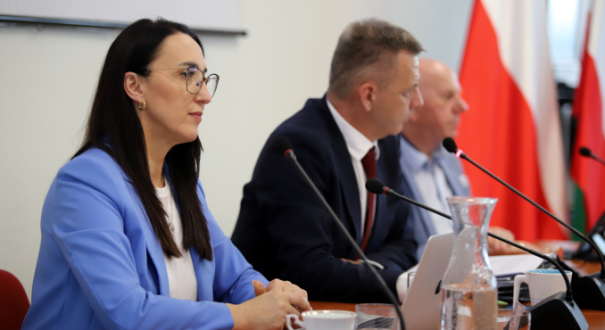Radna Anna Kozak podczas sesji Rady Miasta Gorzowa. Radna ogłosiła odejście z klubu radnych Koalicji Obywatelskiej w Radzie Miasta Gorzowa.