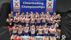 Gorzowskie cheerleaderki z Akademii Warta Gorzów na podium w Orlando odbierają srebrny medal Pucharu Świata.