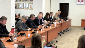 Sesja Rady Miasta Gorzowa. Sala obrad Urząd Miasta Gorzów. Radni Gorzowa przy stołach w sali sesyjnej.