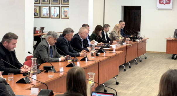 Sesja Rady Miasta Gorzowa. Sala obrad Urząd Miasta Gorzów. Radni Gorzowa przy stołach w sali sesyjnej.