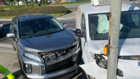 Rozbita Toyota dostawcy jedzenia uderzyła w słup sygnalizacji świetlnej w Gorzowie na Piłsudskiego kolizja pijanego kierowcy 2,6 promila alkoholu