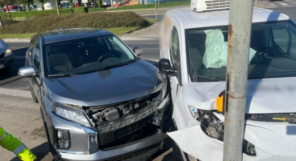Rozbita Toyota dostawcy jedzenia uderzyła w słup sygnalizacji świetlnej w Gorzowie na Piłsudskiego kolizja pijanego kierowcy 2,6 promila alkoholu