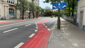 Ulica Dąbrowskiego w Gorzowie po korektach oznakowania. Widok na pas rowerowy i śluzę, które inżynier ruchu uznał za docelowe rozwiązanie mimo krytyki.