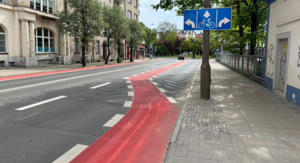 Ulica Dąbrowskiego w Gorzowie po korektach oznakowania. Widok na pas rowerowy i śluzę, które inżynier ruchu uznał za docelowe rozwiązanie mimo krytyki.