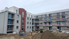 Budowa nowych mieszkań GTBS w Gorzowie przy ulicy Przemysłowej. Robotnicy na budowie bloku na Zawarciu. Nowoczesny budynek wielorodzinny w 2026 roku.