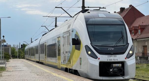 Pociąg 228M-001 w końcu wyjechał z warsztatu. Ruszył w stronę Gorzowa