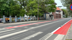 Widok na ulicę Dąbrowskiego w Gorzowie Wielkopolskim w kierunku skrzyżowania z ulicą Jagiełły, z widocznym oznakowaniem poziomym i pasem dla rowerów.