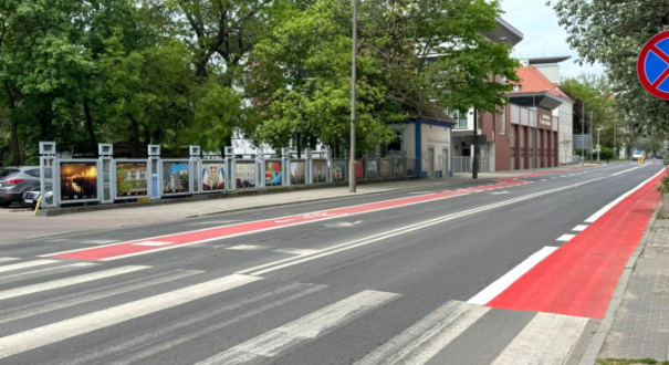 Widok na ulicę Dąbrowskiego w Gorzowie Wielkopolskim w kierunku skrzyżowania z ulicą Jagiełły, z widocznym oznakowaniem poziomym i pasem dla rowerów.