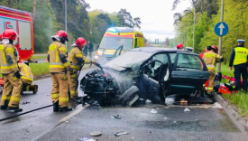 wypadek Słowiańska Gorzów Renault uderzyło w drzewo policja na miejscu zdarzenia roztrzaskane auto straż pożarna Gorzów