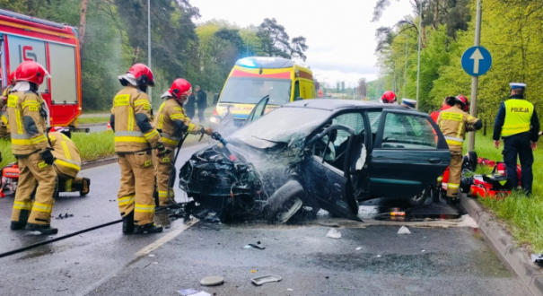 wypadek Słowiańska Gorzów Renault uderzyło w drzewo policja na miejscu zdarzenia roztrzaskane auto straż pożarna Gorzów