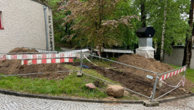 Rozkopy w parku Siemiradzkiego w Gorzowie. Głębokie wykopaliska na terenie zielonym przy amfiteatrze. Ziemia wysypana bezpośrednio na roślinność.