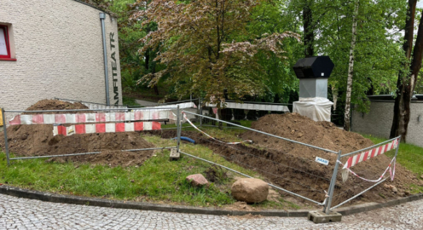 Rozkopy w parku Siemiradzkiego w Gorzowie. Głębokie wykopaliska na terenie zielonym przy amfiteatrze. Ziemia wysypana bezpośrednio na roślinność.