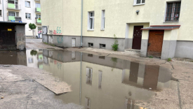 zalane podwórko ulica Krzywoustego Chrobrego Gorzów wielka kałuża deszczówka między kamienicami ADM 3 Gorzów podtopienia śródmieście Gorzowa