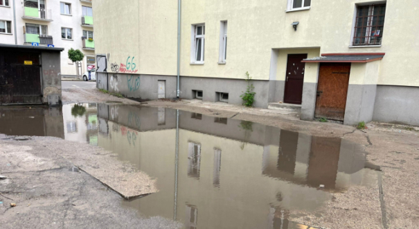 zalane podwórko ulica Krzywoustego Chrobrego Gorzów wielka kałuża deszczówka między kamienicami ADM 3 Gorzów podtopienia śródmieście Gorzowa