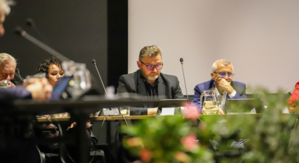 Mandat radnego pod lupą. Gorąca debata o adresach i umowach