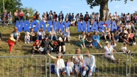Radni i mieszkańcy dyskutują o Urodzinach Miasta w parku