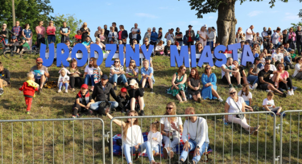 Radni i mieszkańcy dyskutują o Urodzinach Miasta w parku