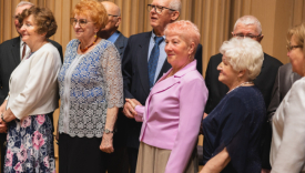 Złote gody w Filharmonii Gorzowskiej jubilaci z prezydentem Jackiem Wójcickim Gorzów
Uroczystość 50 lecia pożycia małżeńskiego w Filharmonii Gorzowskiej pary z Gorzowa
Prezydent Gorzowa wręcza medale za długoletnie pożycie małżeńskie jubilatom Gorzów