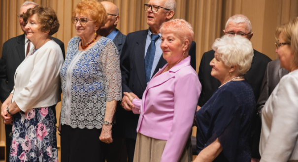 Złote gody w Filharmonii Gorzowskiej jubilaci z prezydentem Jackiem Wójcickim Gorzów
Uroczystość 50 lecia pożycia małżeńskiego w Filharmonii Gorzowskiej pary z Gorzowa
Prezydent Gorzowa wręcza medale za długoletnie pożycie małżeńskie jubilatom Gorzów
