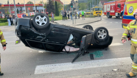 wypadek na rondzie Santockim w Gorzowie zderzenie dwóch samochodów marki Audi czarne Audi dachowało po zderzeniu z białym autem