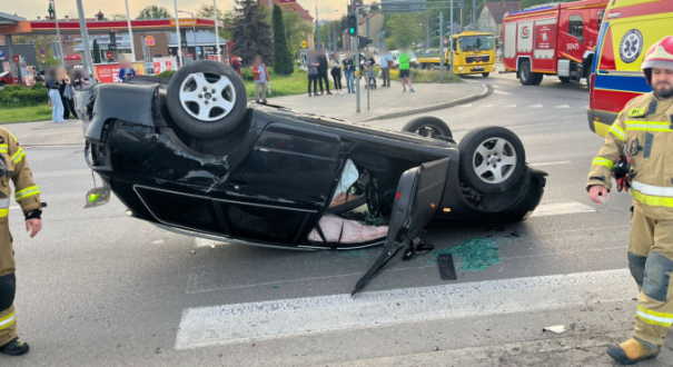 wypadek na rondzie Santockim w Gorzowie zderzenie dwóch samochodów marki Audi czarne Audi dachowało po zderzeniu z białym autem