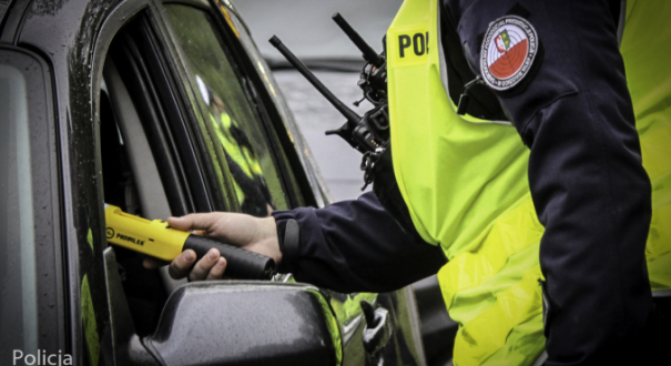 Pijany 71-latek z dwoma zakazami wiózł Fordem poszukiwanego pasażera
