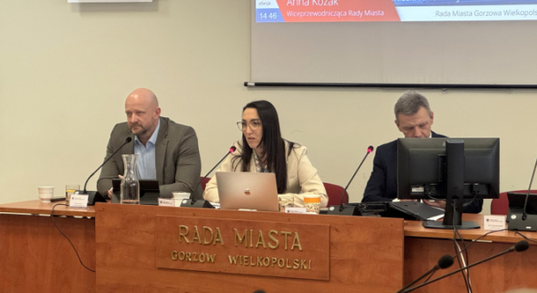 Wiceprzewodnicząca Anna Kozak podczas Sesji Rady Miasta Gorzowa. Koalicja Obywatelska zapowiada jej odwołanie na sesji 26 maja.