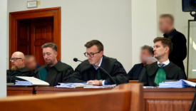 Oskarżeni Patryk M., Dariusz M. oraz były dyrektor LUW Waldemar G. na ławie oskarżonych w Sądzie Okręgowym w Gorzowie podczas procesu o aferę maseczkową