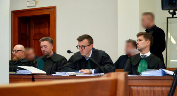 Oskarżeni Patryk M., Dariusz M. oraz były dyrektor LUW Waldemar G. na ławie oskarżonych w Sądzie Okręgowym w Gorzowie podczas procesu o aferę maseczkową