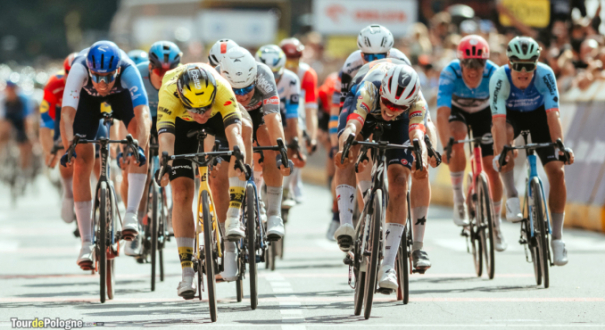 Kolarze peletonu Tour de Pologne na trasie wyścigu
