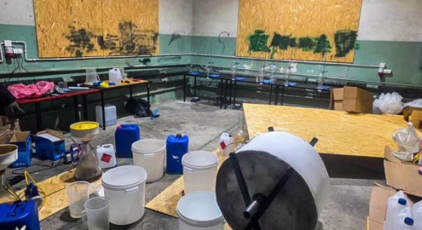 Policjanci CBŚP zabezpieczają laboratorium narkotyków w miejscowości Jeżyki pod Gorzowem chemia i profesjonalne linie produkcyjne narkotyków syntetycznych Gorzów