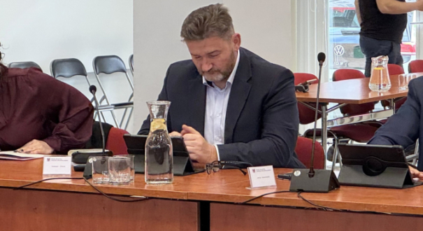 Wojewoda rozstrzygnie los mandatu radnego? Pieńkowski wylicza miesiące bezprawnej działalności