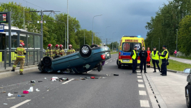 Dachowanie Skody na Walczaka. Zderzyła się z Volkswagenem
