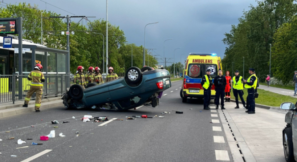 Dachowanie Skody na Walczaka. Zderzyła się z Volkswagenem