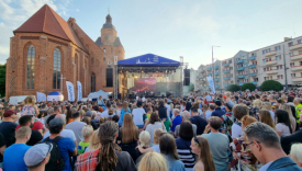 Scena plenerowa letniego cyklu koncertów Dobry Wieczór Gorzów 2026 ustawiona na Starym Rynku w Gorzowie przed wieczornymi występami artystów