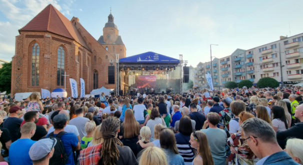 Scena plenerowa letniego cyklu koncertów Dobry Wieczór Gorzów 2026 ustawiona na Starym Rynku w Gorzowie przed wieczornymi występami artystów