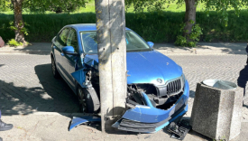 Rozbita Skoda po uderzeniu w betonowy słup przy ulicy Matejki w Gorzowie
Policjanci na miejscu zdarzenia drogowego na skrzyżowaniu ulic Matejki i Żeromskiego w Gorzowie